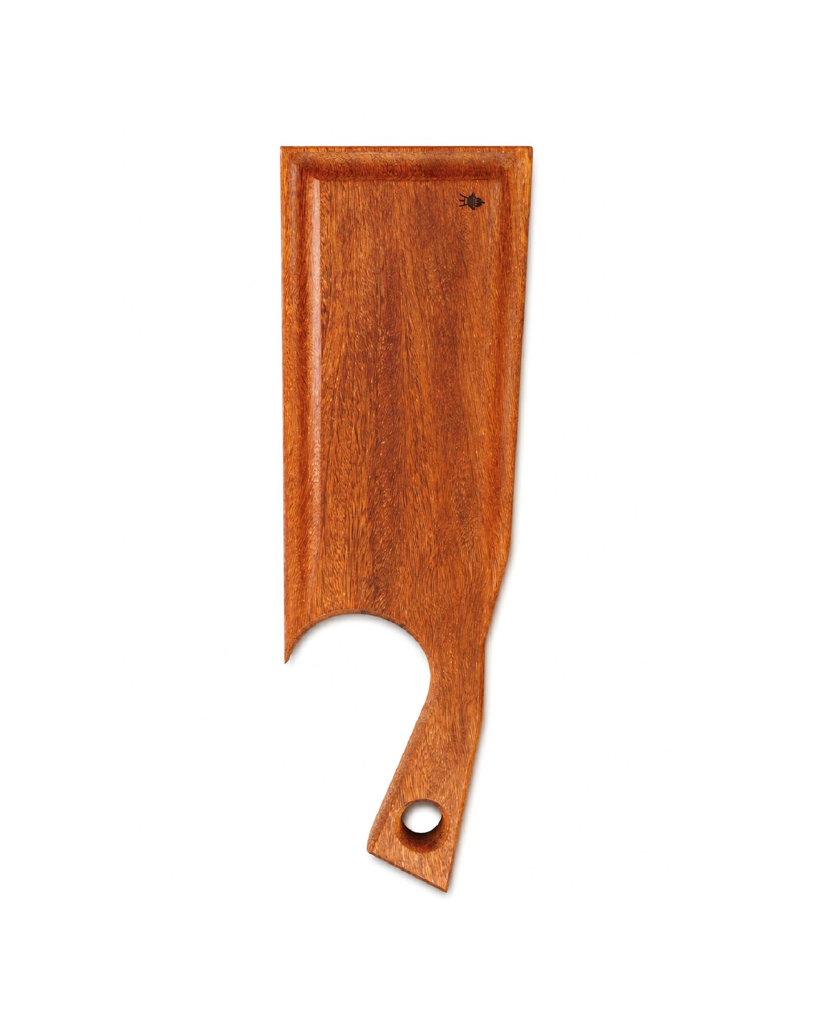 Tabla parrillera Puri en madera huayruro con mango curvo y perfil angosto