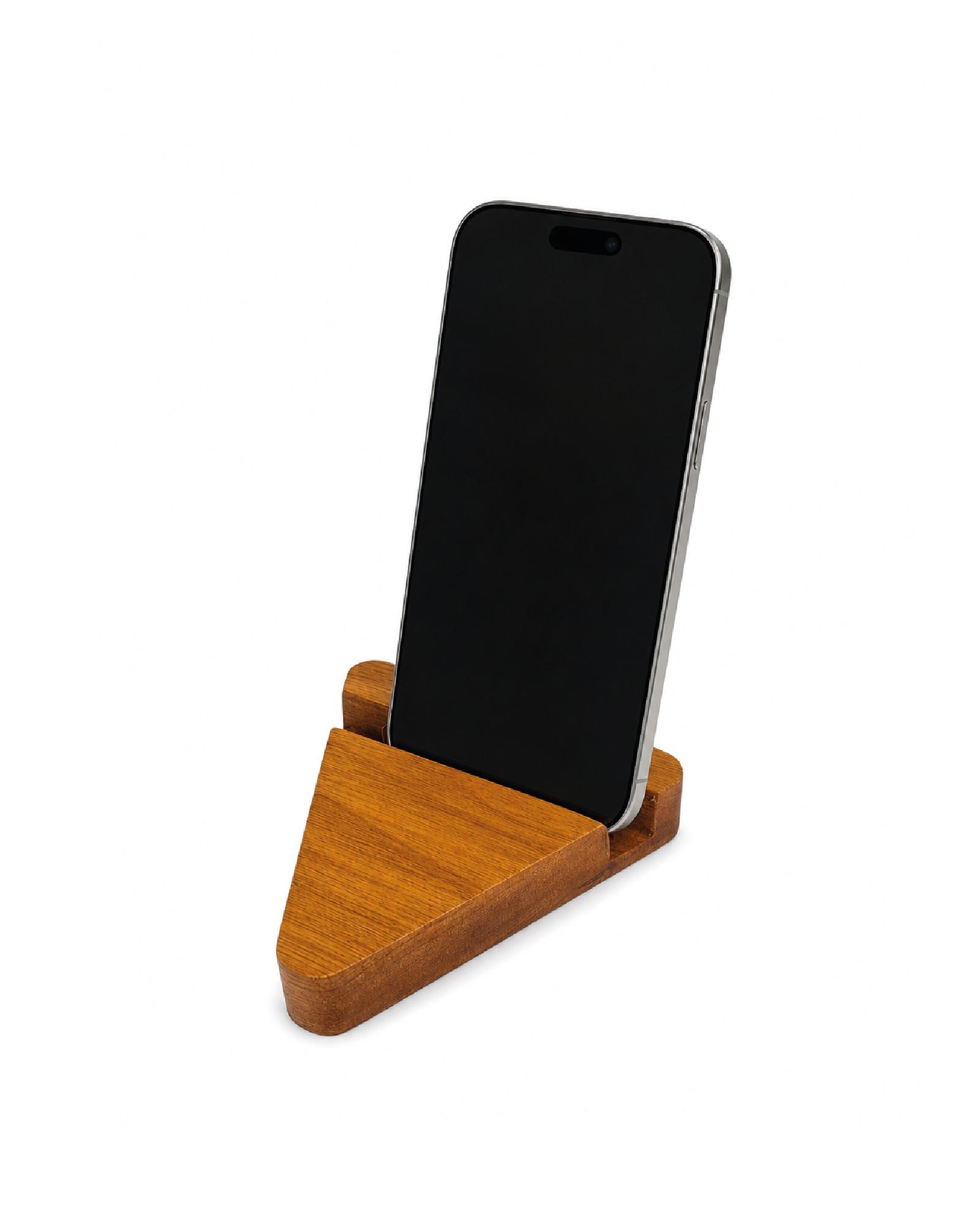 Soporte para celular de madera cachimbo, modelo Triángulo, vista superior con grabado personalizado