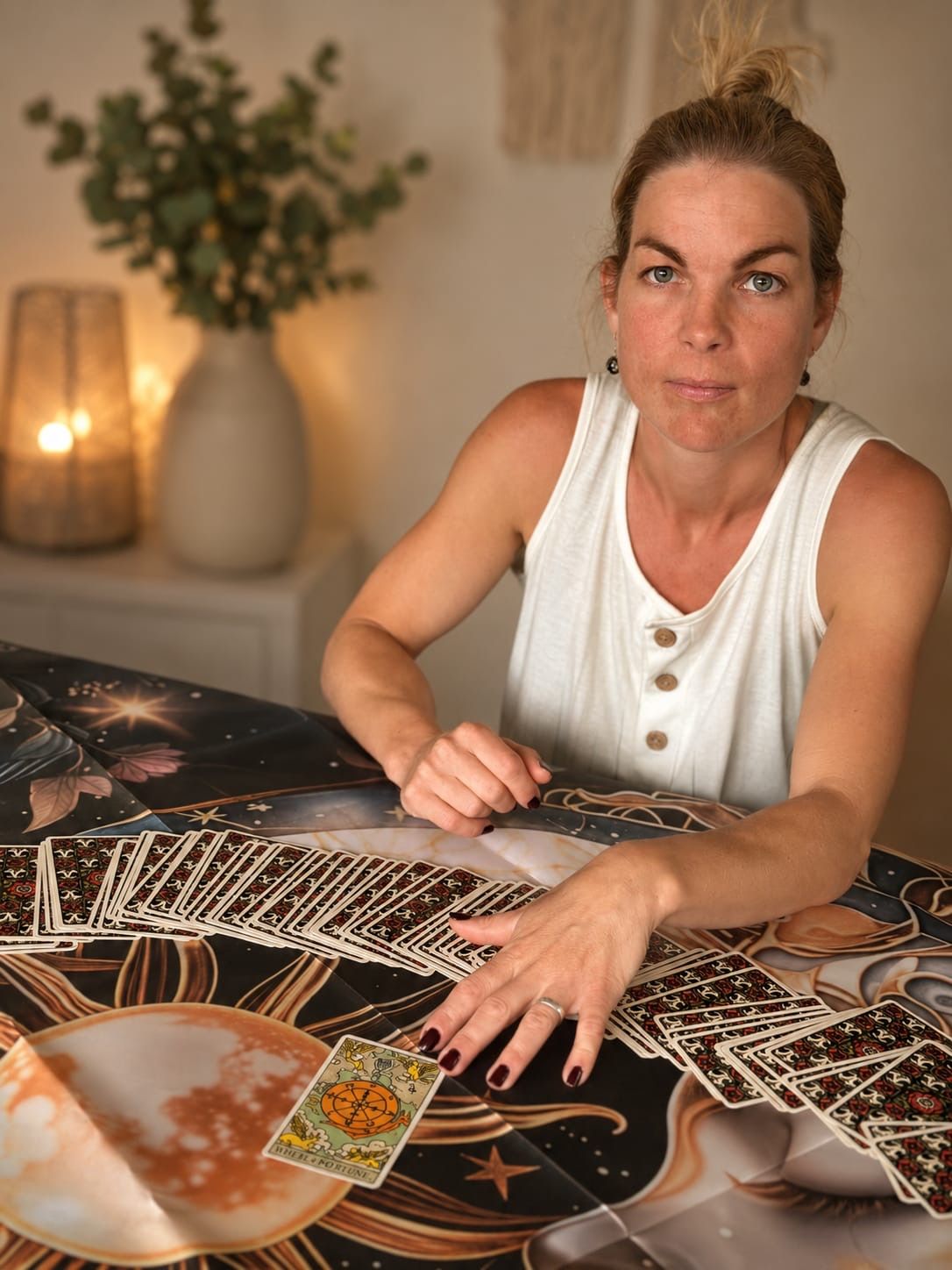 Sophie lägger tarotkort vid ett bord