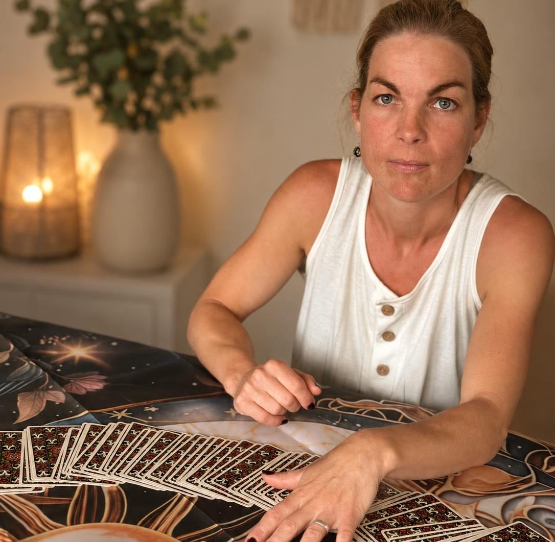 Sophie lägger tarotkort vid ett bord
