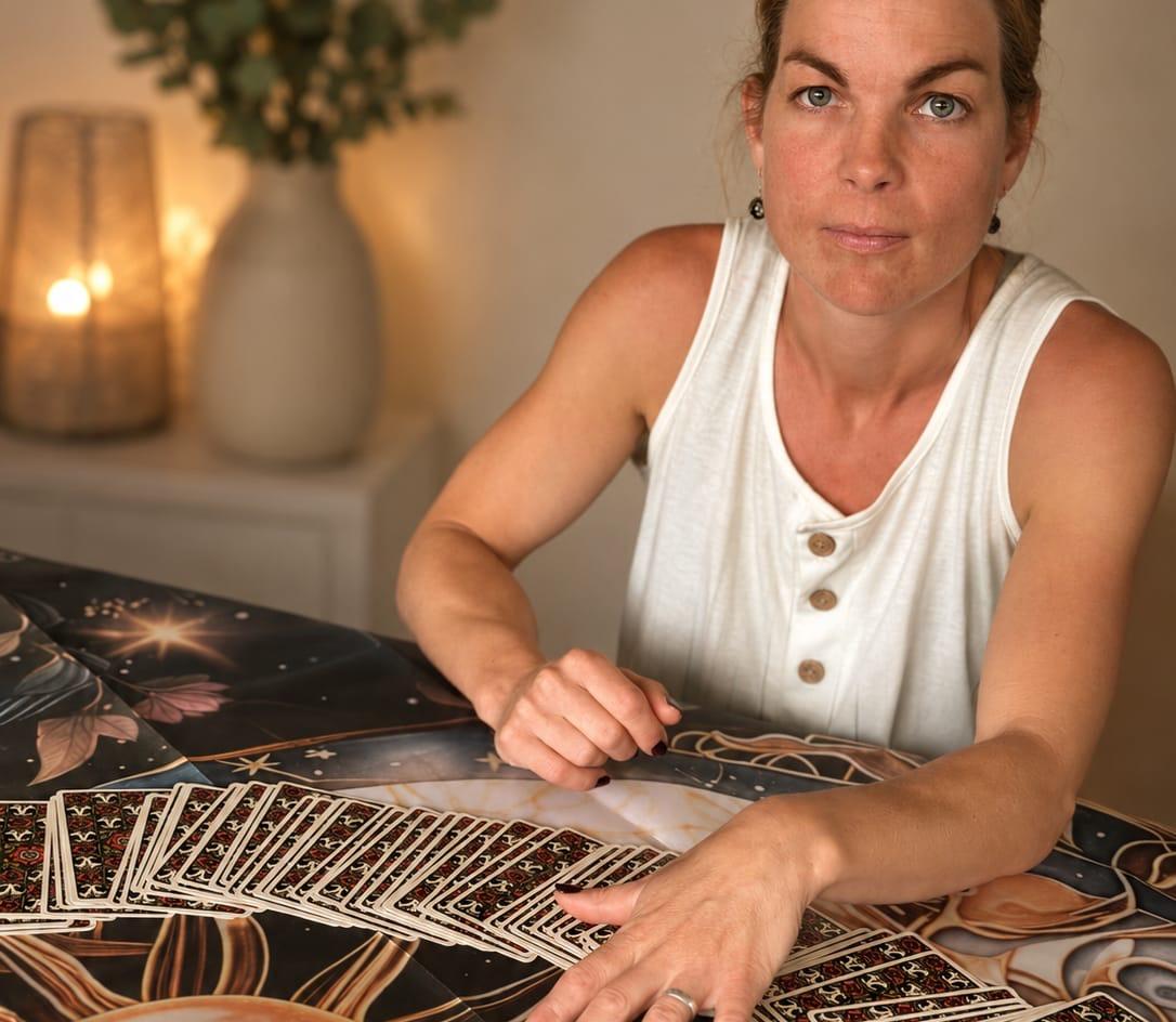 Sophie lägger tarotkort vid ett bord