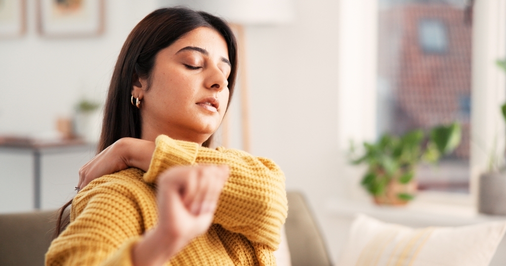 Image Woman holding her neck in pain illustrating delayed injury after an accident and the onset of symptoms days after a crash