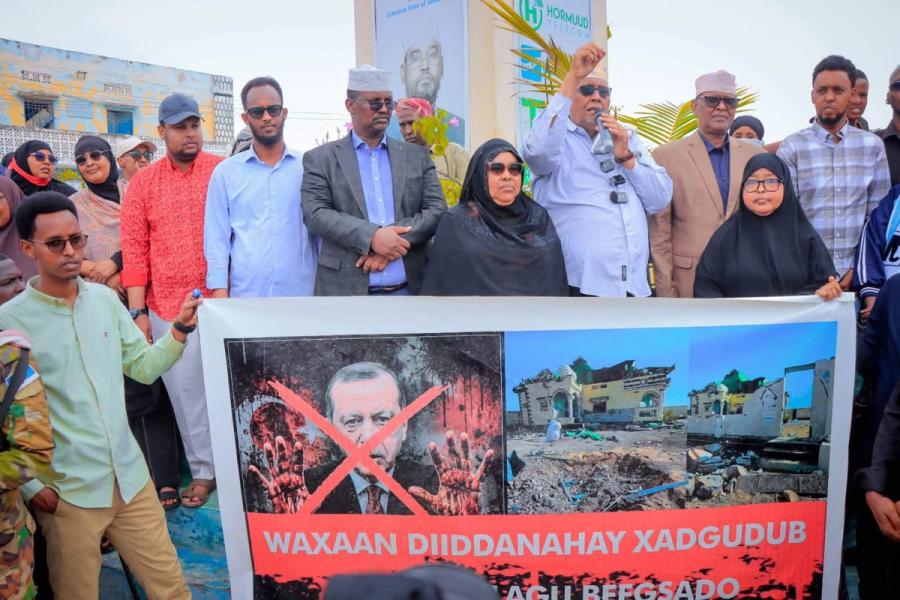 Kismayo Protesters Burn Turkish Flags Over Alleged Strike on General Shub