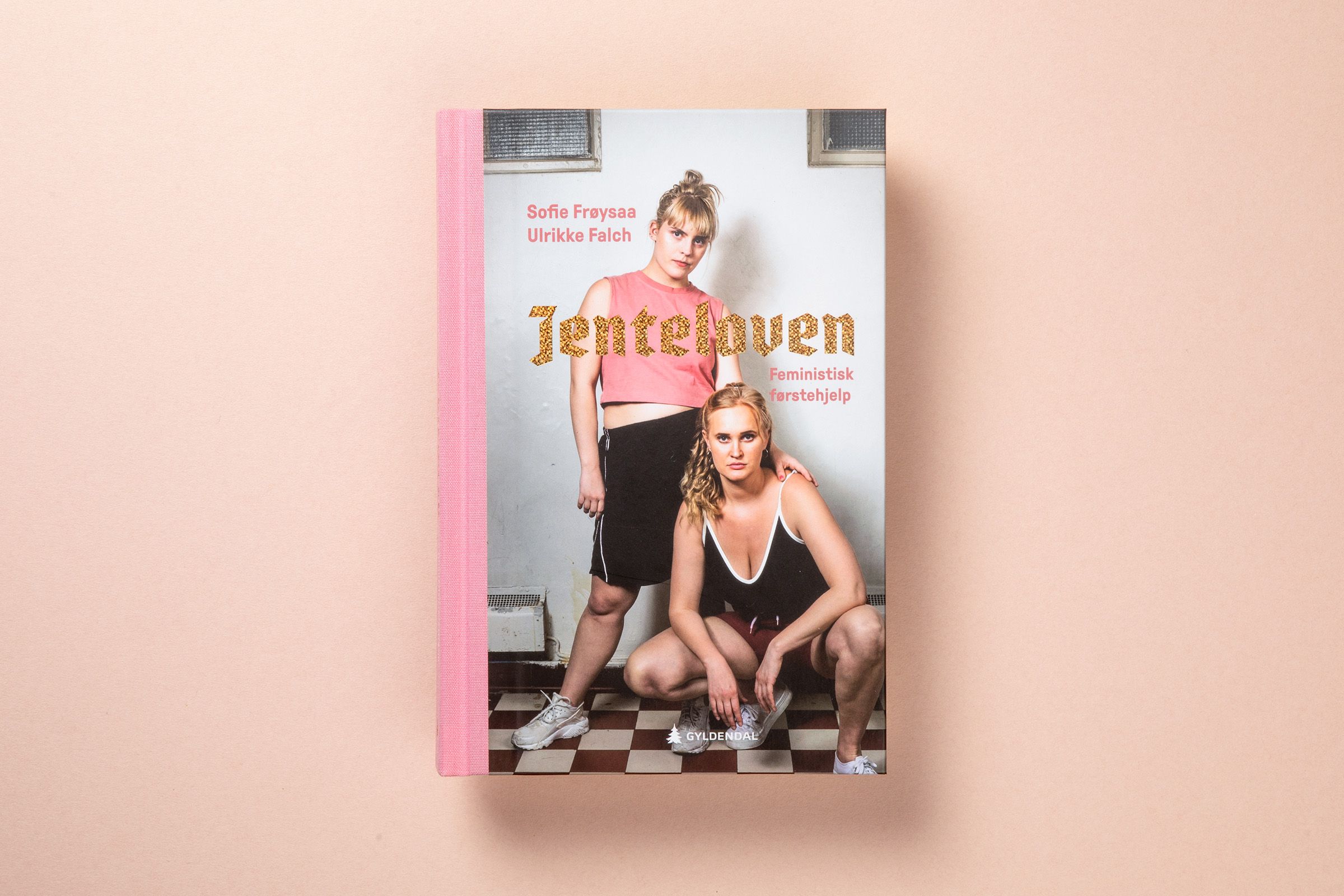 Jenteloven-forsiden mot rosa bakgrunn