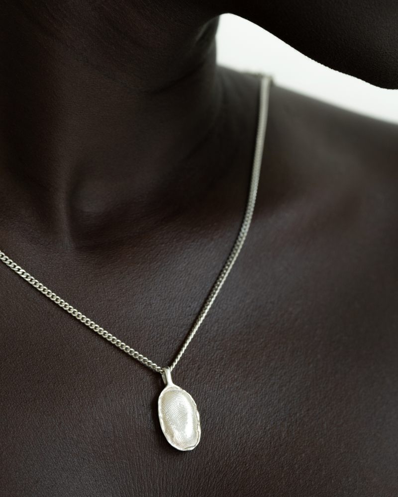 OMOI Jewelry Forever Pendant Silver – Fingerprint Detail by Eeze Studio Close‑up of OMOI Jewelry silver Forever Pendant showing fingerprint pattern on oval charm and curb chain, photographed for e‑commerce and brand identity by Eeze Studio