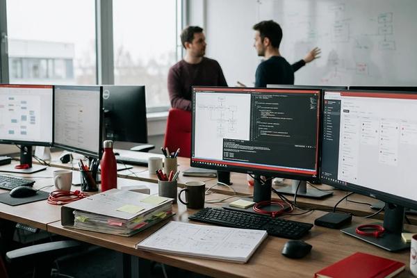 Uzņēmuma programmatūras izstrāde: Pilnīgs sākuma ceļvedis jaunajiem vadītājiem