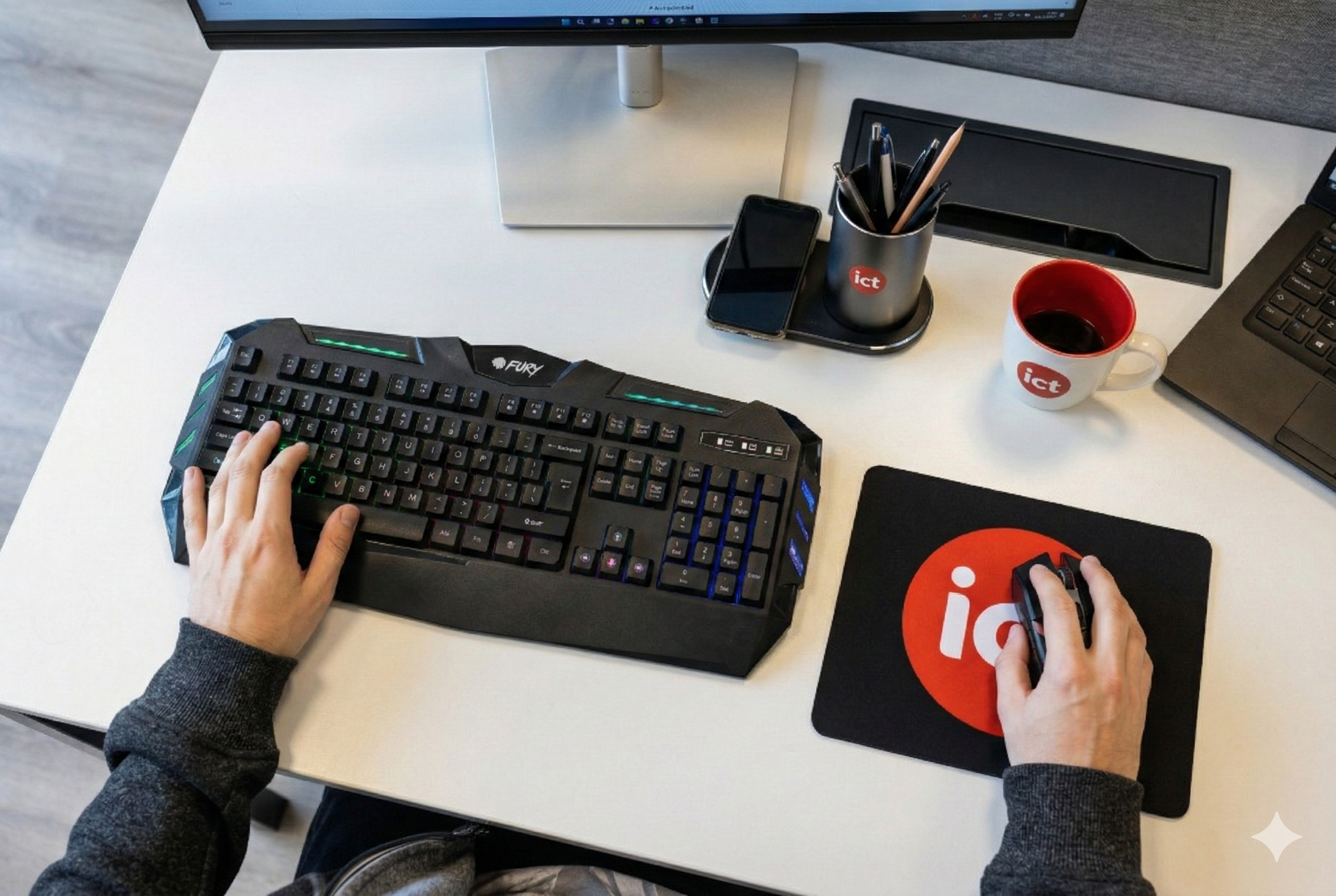 Izstrādātājs strādā pie galda ar tastatūru un peli iConcept birojā