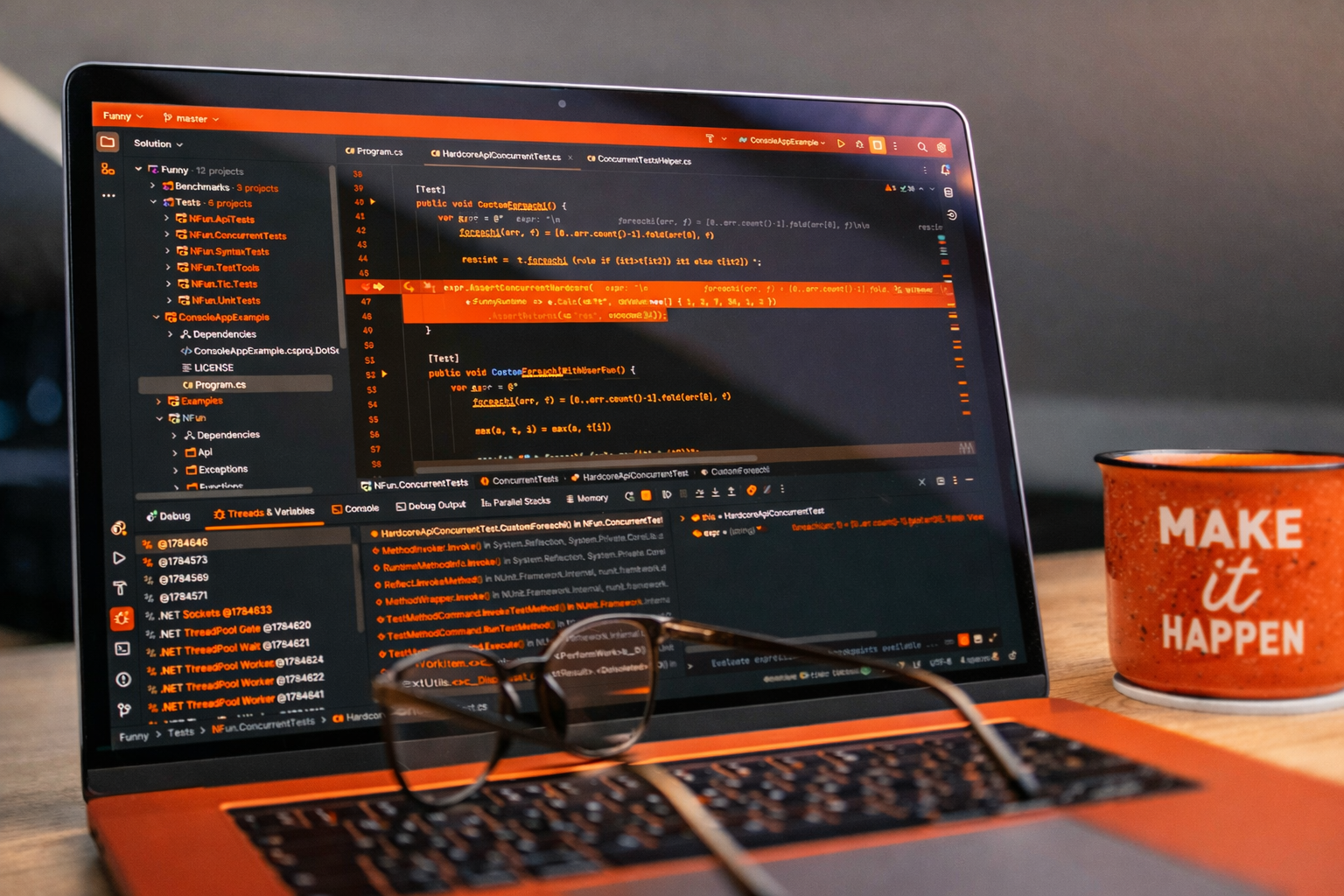 Koda redaktors ar API izstrādi un programmēšanas brilles uz galda