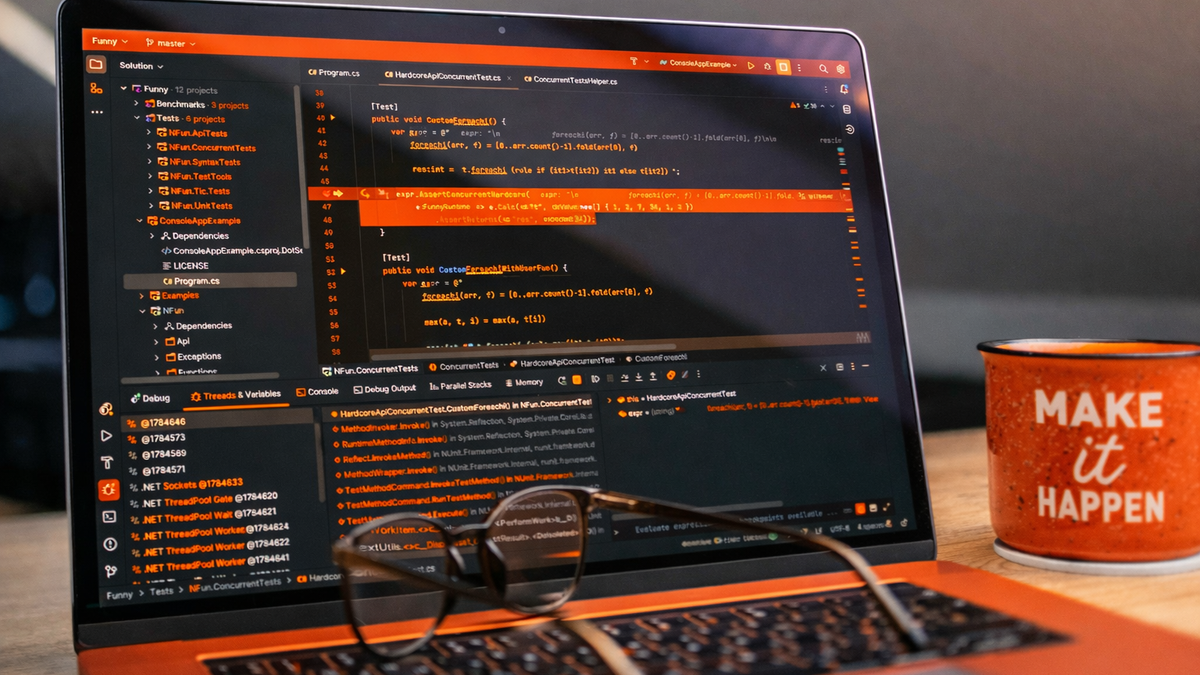 Koda redaktors ar API izstrādi un programmēšanas brilles uz galda