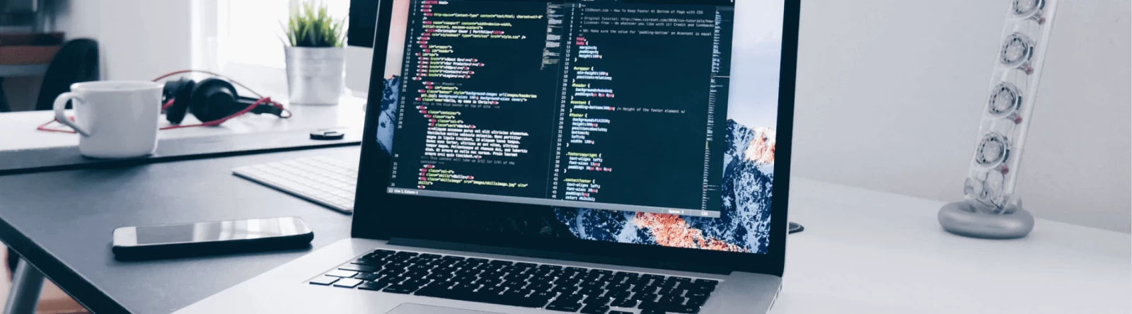 Mājas lapu izstrāde - dators ar mājaslapas pirmkodu datora ekrānā