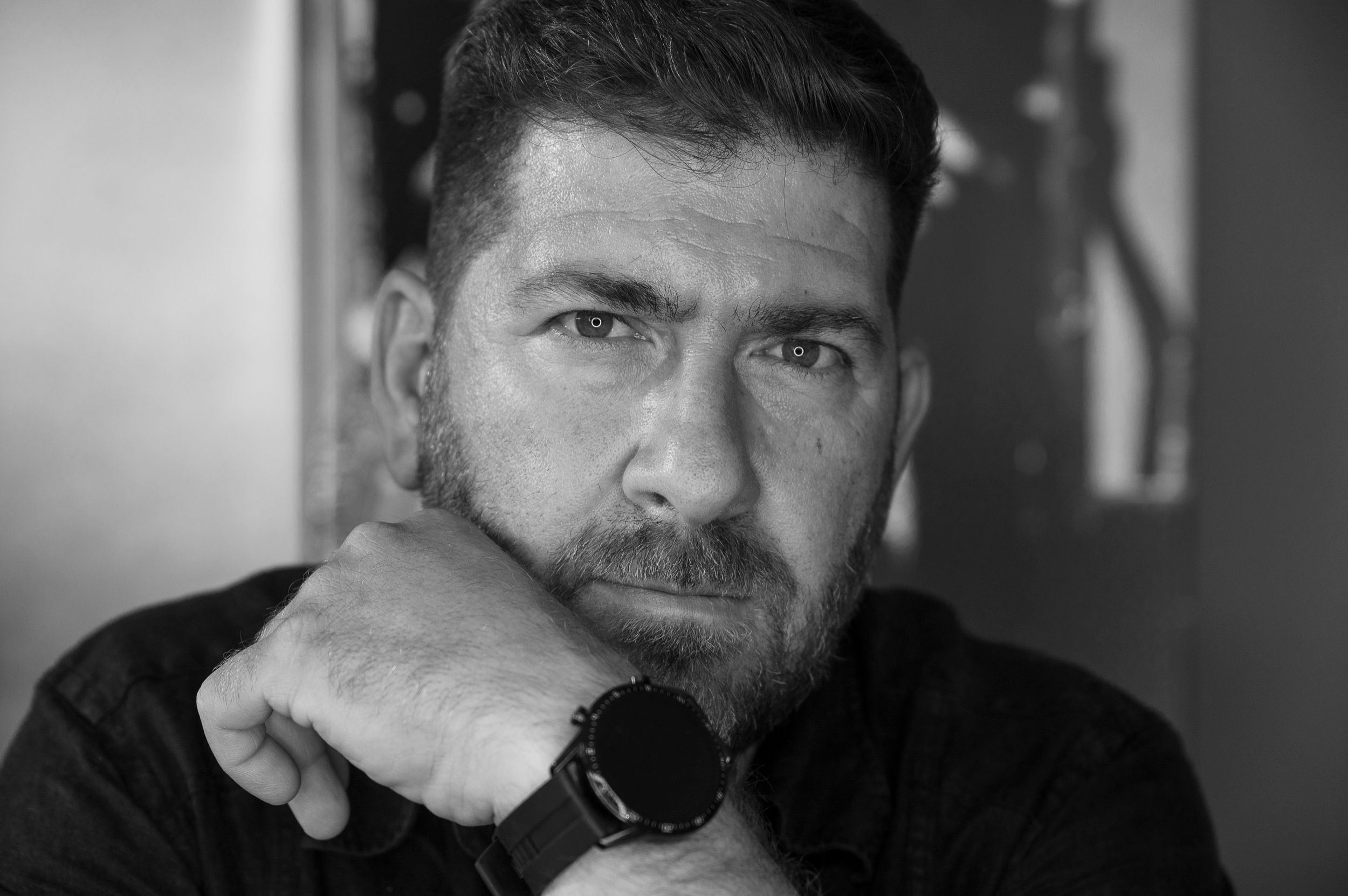 Ασπρόμαυρο πορτρέτο του Βαγγέλη Μπενετάτου