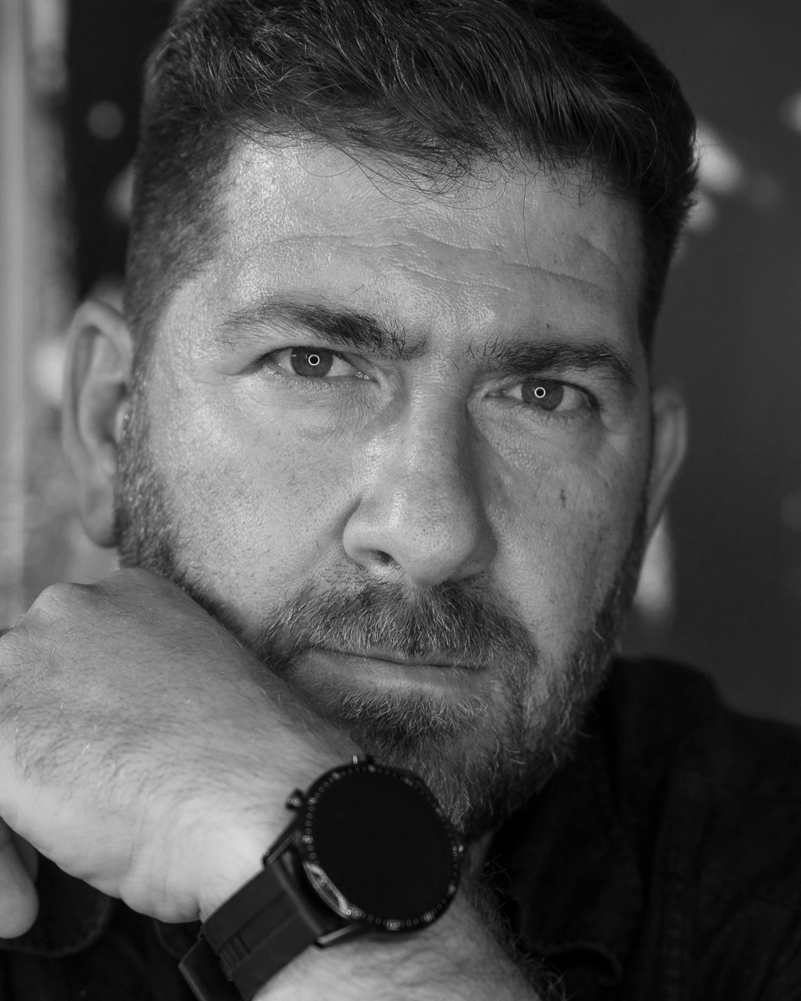 Ασπρόμαυρο πορτρέτο του Βαγγέλη Μπενετάτου