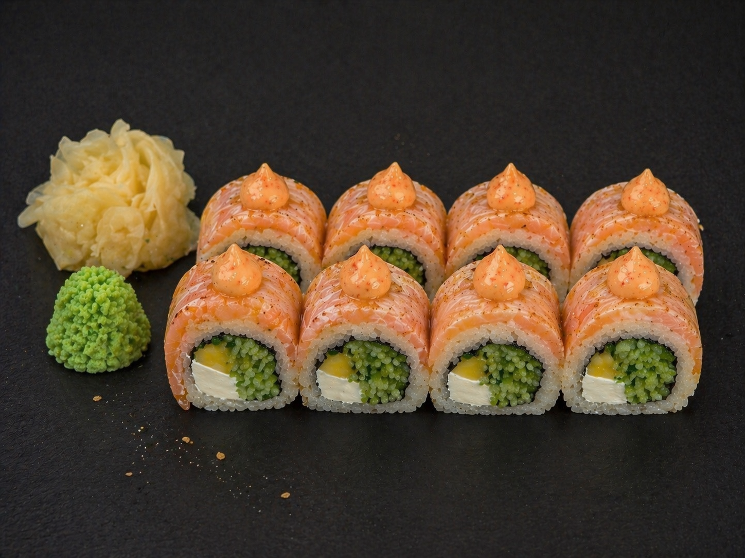 Филадельфия манго  с опаленным лососем