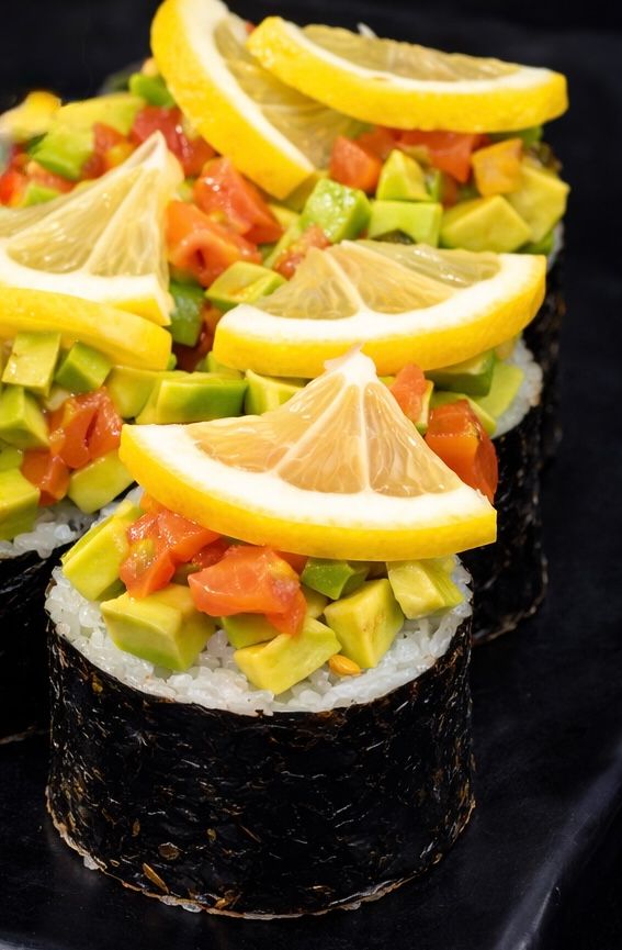 Ролл с лососем и гуакамоле 