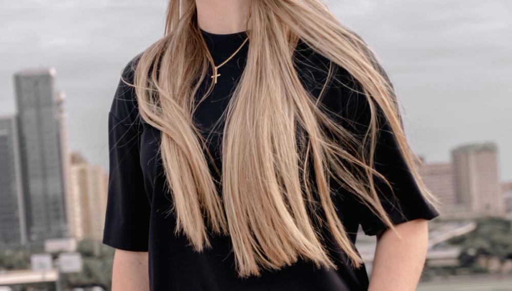 Woman wearing a cross necklace