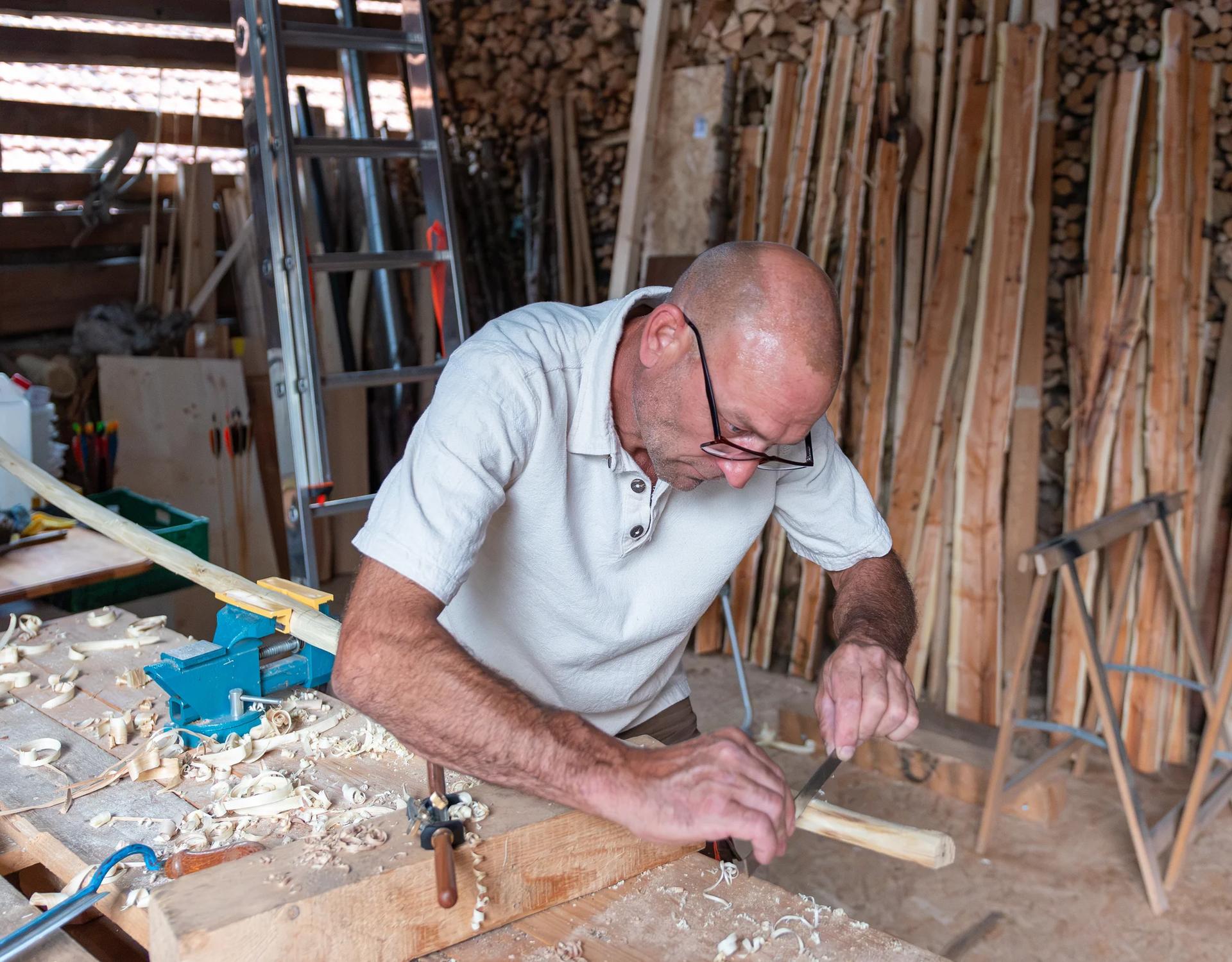 Adrian Mäder in der Werkstatt