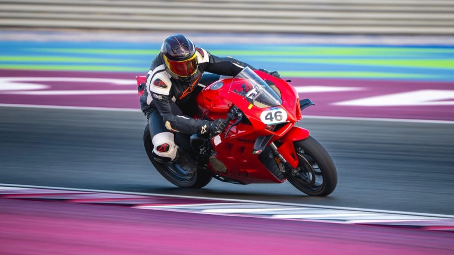 WZH 4938red 21 200mm Contrast 1 125 ٩