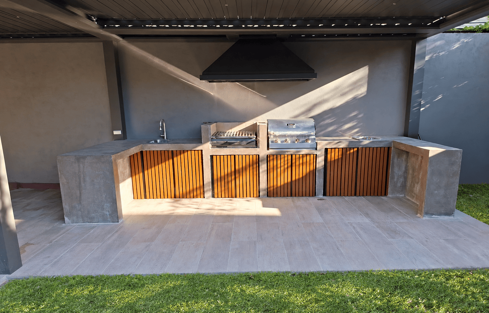 Quincho exterior residencial terminado.