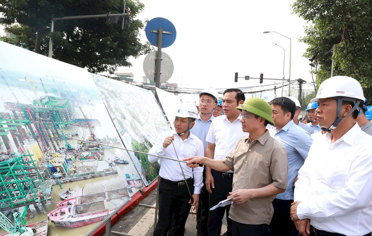 Phó Chủ tịch UBND thành phố Hà Nội Bùi Duy Cường kiểm tra dự án cầu Trần Hưng Đạo