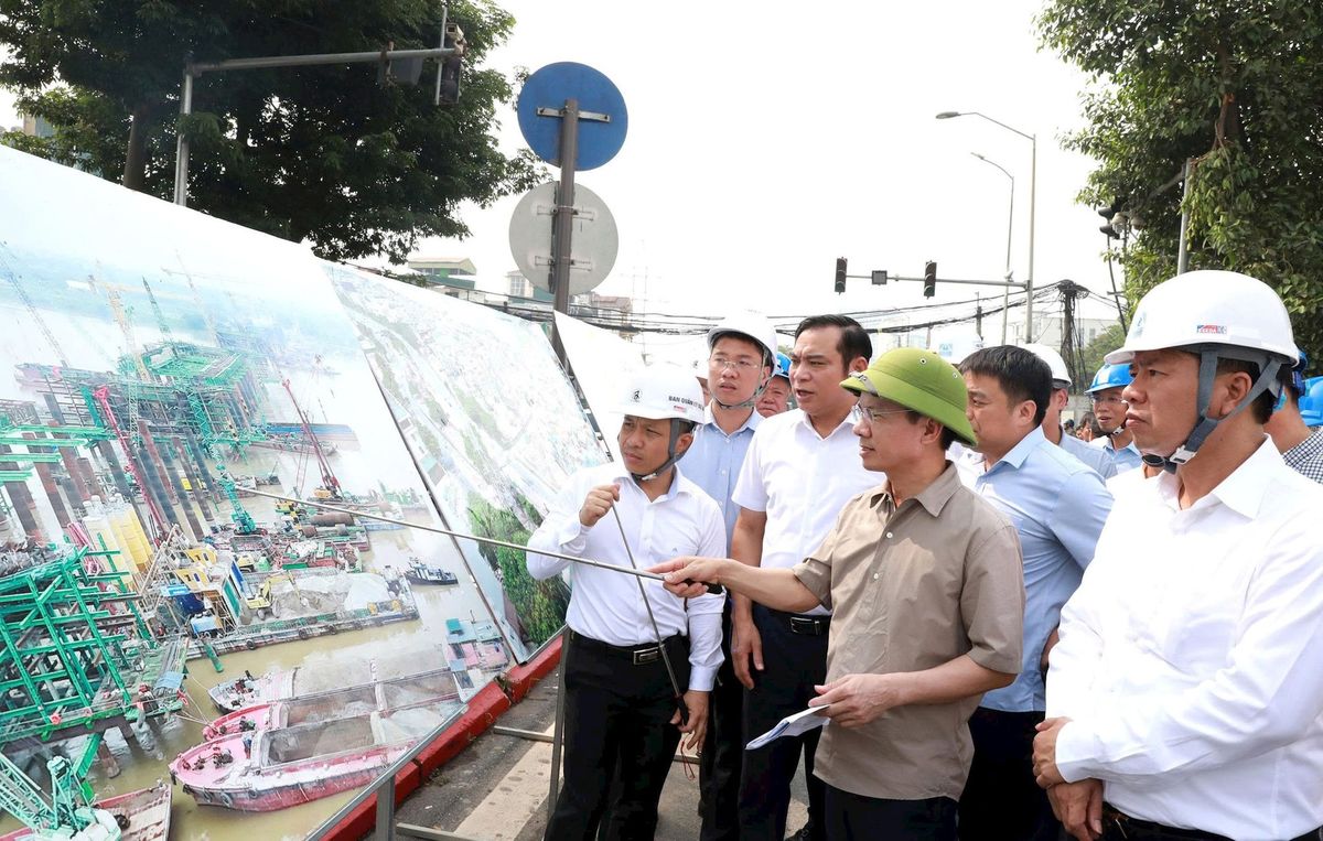 Phó Chủ tịch UBND thành phố Hà Nội Bùi Duy Cường kiểm tra dự án cầu Trần Hưng Đạo