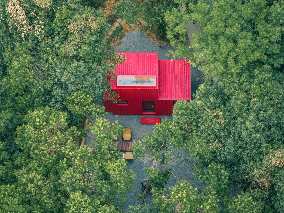 Nội thất nhà cabin 20m2 với cửa sổ tròn và không gian mở