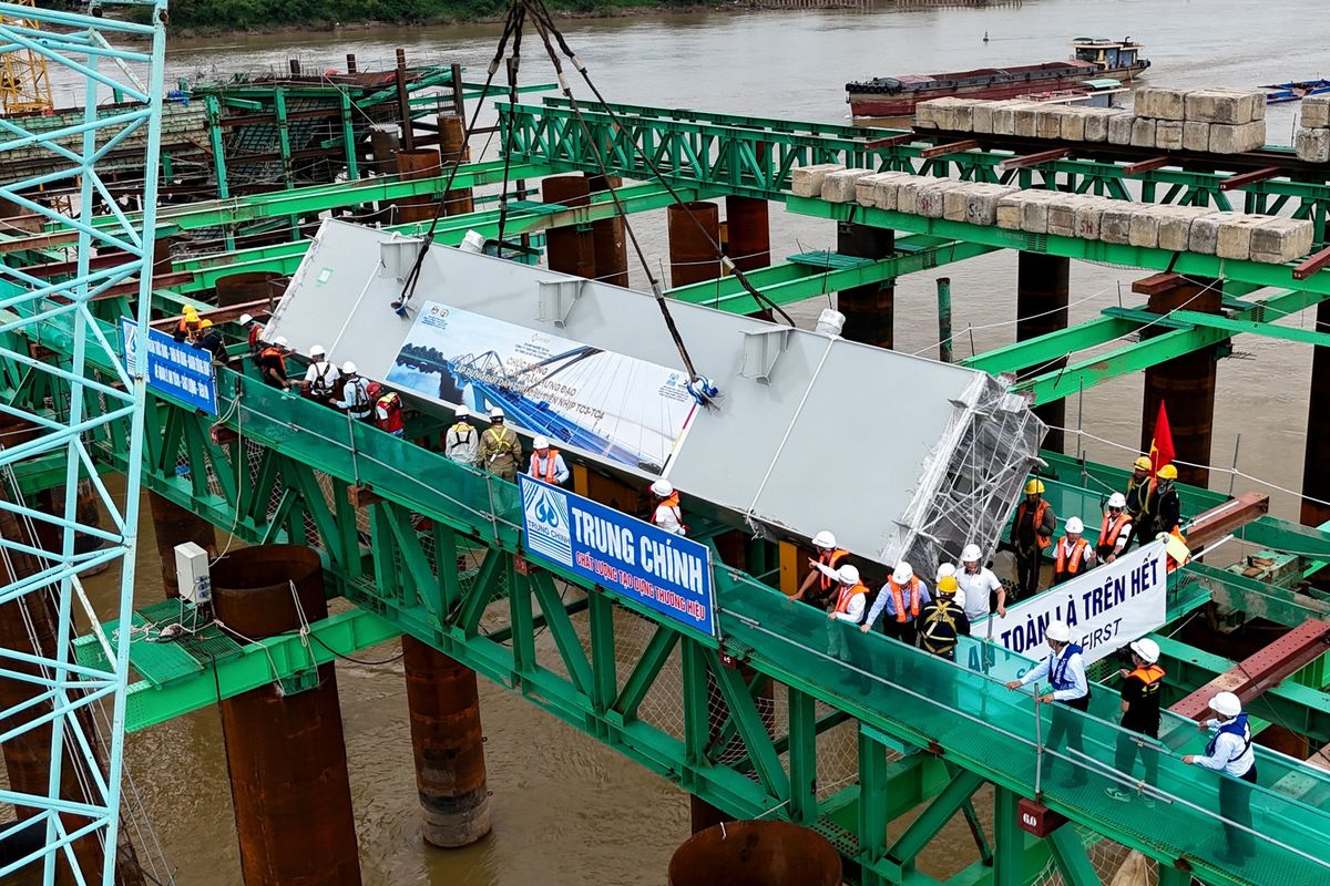 Lắp đặt dầm thép đầu tiên cầu Trần Hưng Đạo