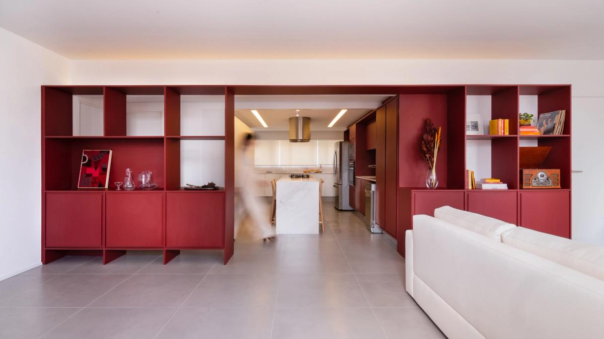 Thiết kế nội thất bếp với tủ màu burgundy hiện đại tại Curitiba, Brazil