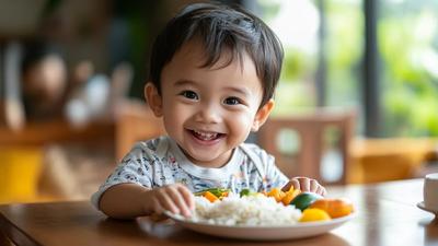 Balita makan mandiri di meja makan, belajar finger food untuk melatih motorik halus dan kemandirian makan bayi 9 bulan