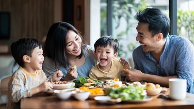Keluarga Indonesia makan bersama dengan hidangan sehat di meja makan, anak balita ikut makan bersama orang tua