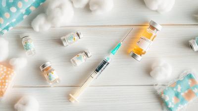 Perlengkapan vaksinasi bayi termasuk vaksin PCV untuk perlindungan dari pneumonia dan meningitis di klinik anak Bekasi