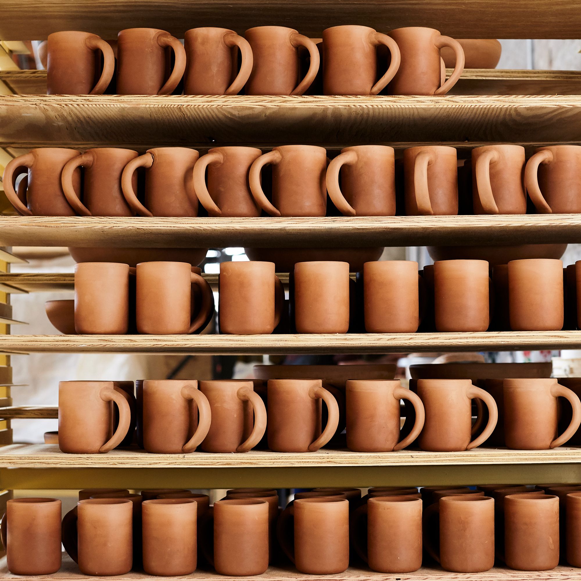 Drying mugs on shelves