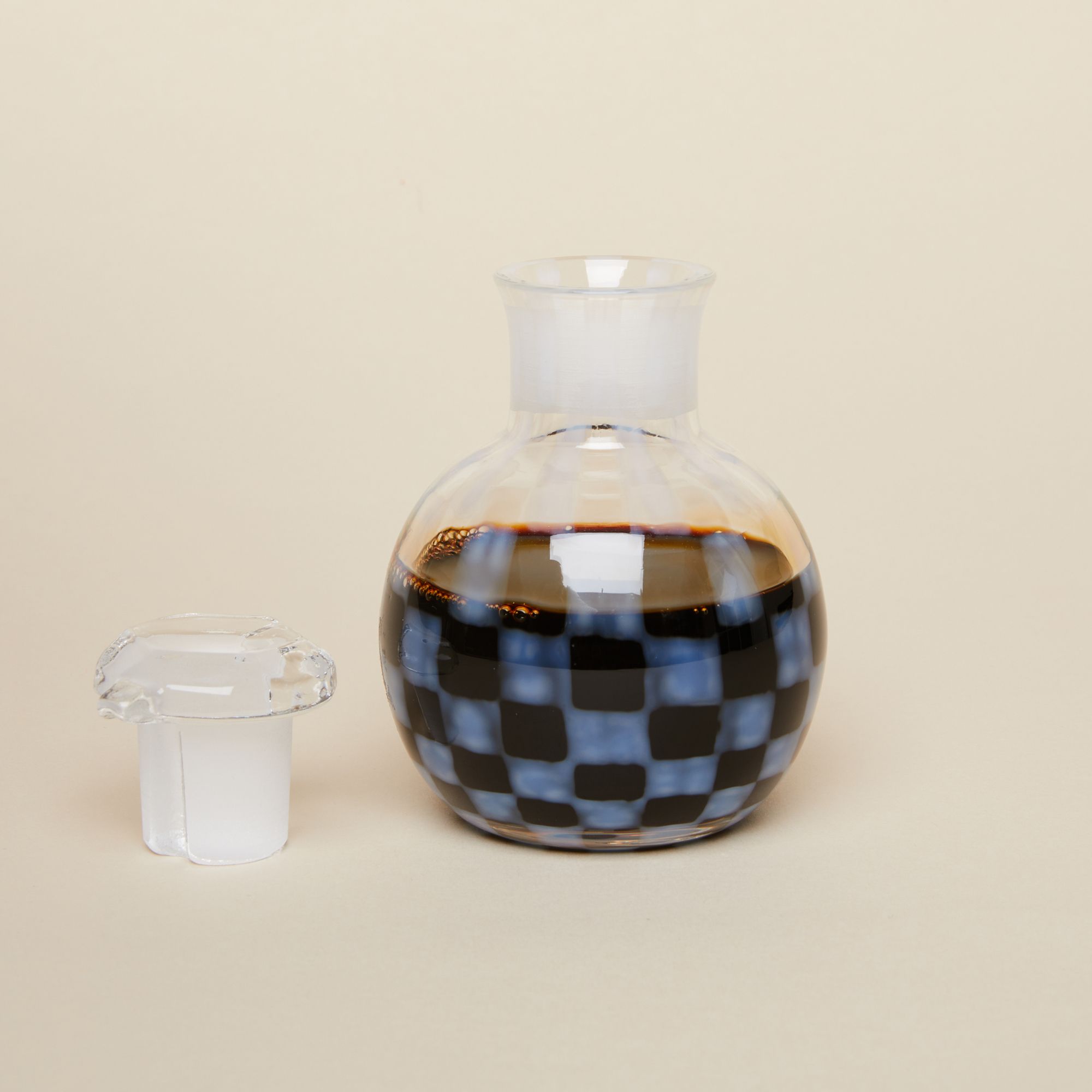 Round glass soy sauce holder with checkered pattern