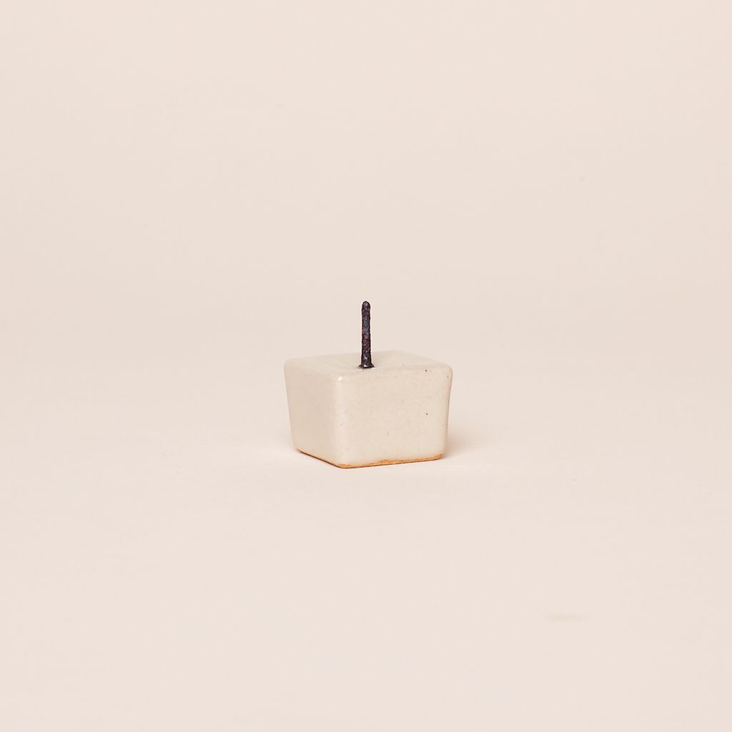 Ceramic candle stand in beige with metal spike