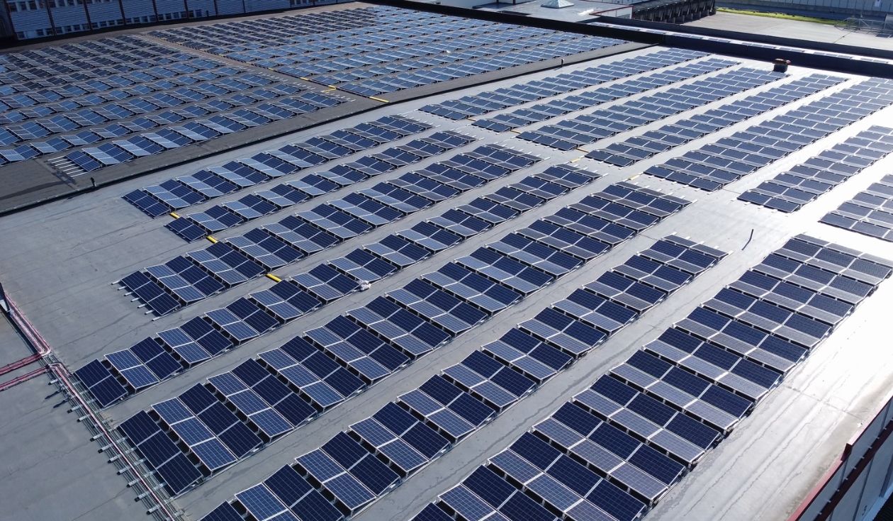 Lekkie panele PV dla firm – jak odblokować dach i zyskać przewagę?