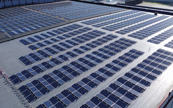 Lekkie panele PV dla firm – jak odblokować dach i zyskać przewagę?