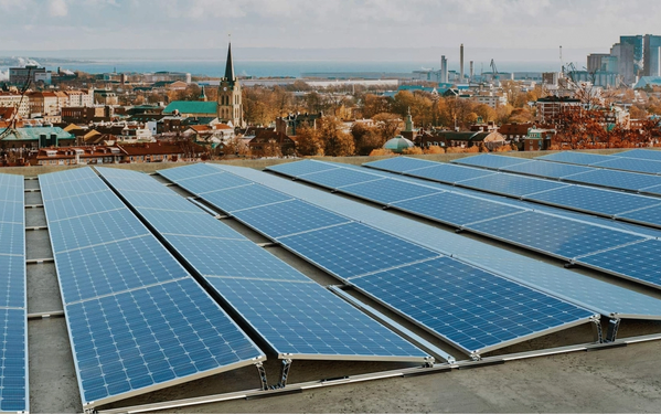 Lekkie panele PV na dach o niskiej nośności – kiedy fotowoltaika jest możliwa?