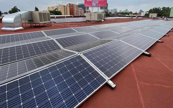 Jakie dachy najlepiej nadają się pod ultralekkie panele PV? Przewodnik dla firm