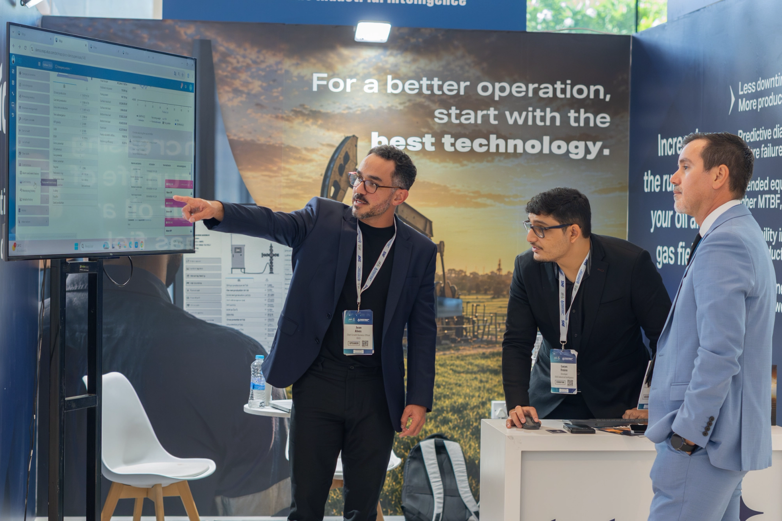 Pabellón de feria internacional de petróleo y energía con stands y visitantes