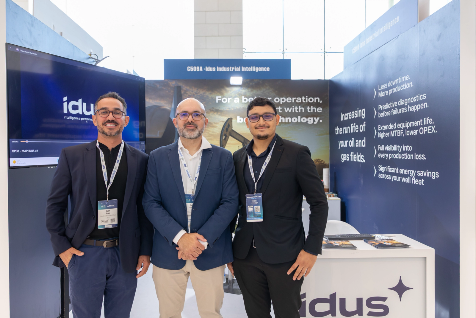Pavilhão de feira internacional de petróleo e energia com estandes e visitantes