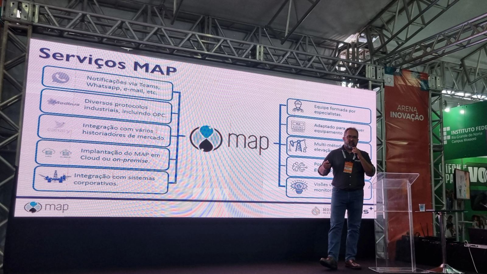 Profissionais em networking no foyer de um evento de energia