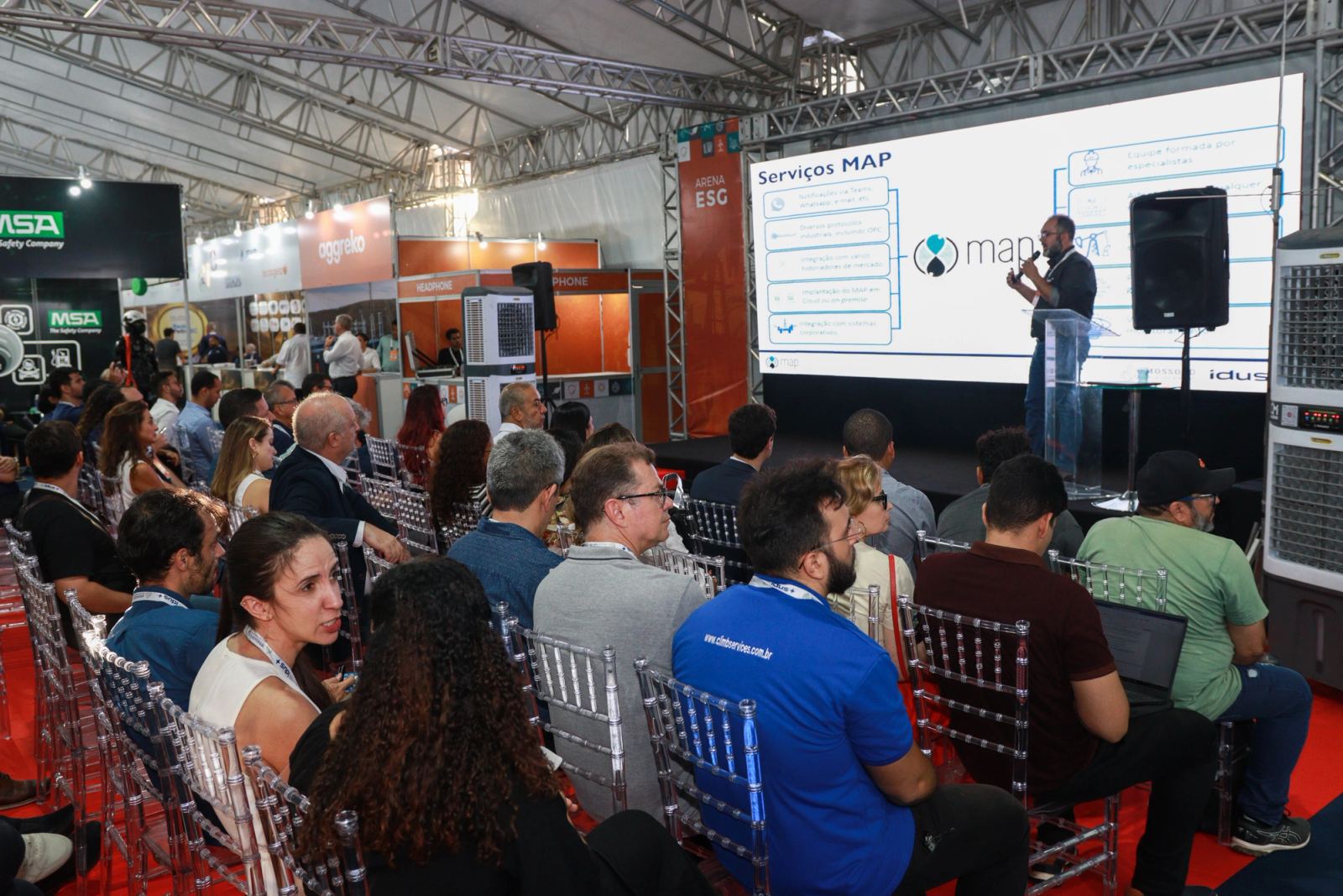 Pavilhão de feira de petróleo e gás com estandes e equipamentos industriais