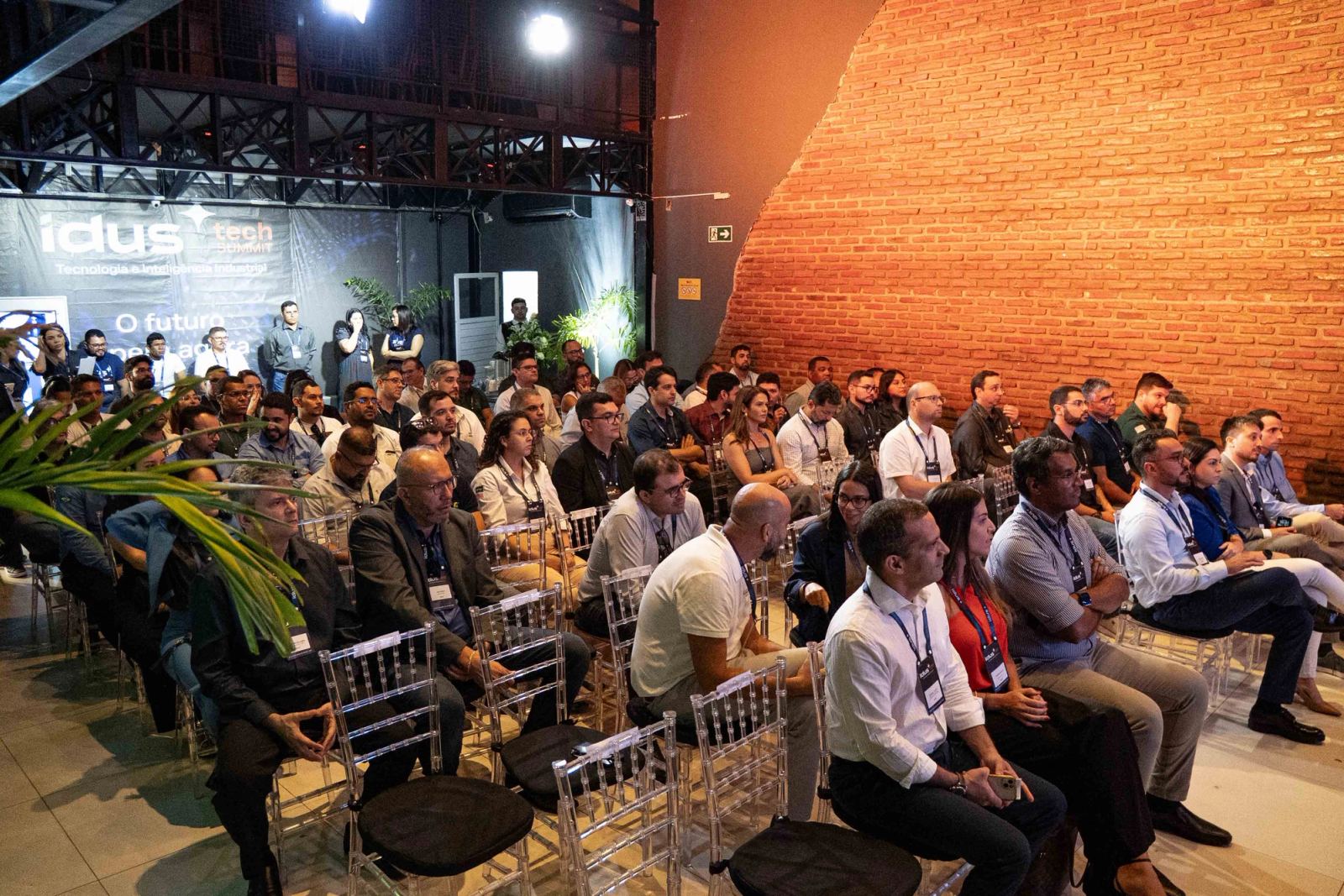 Público siguiendo una presentación en un auditorio durante un encuentro de tecnología