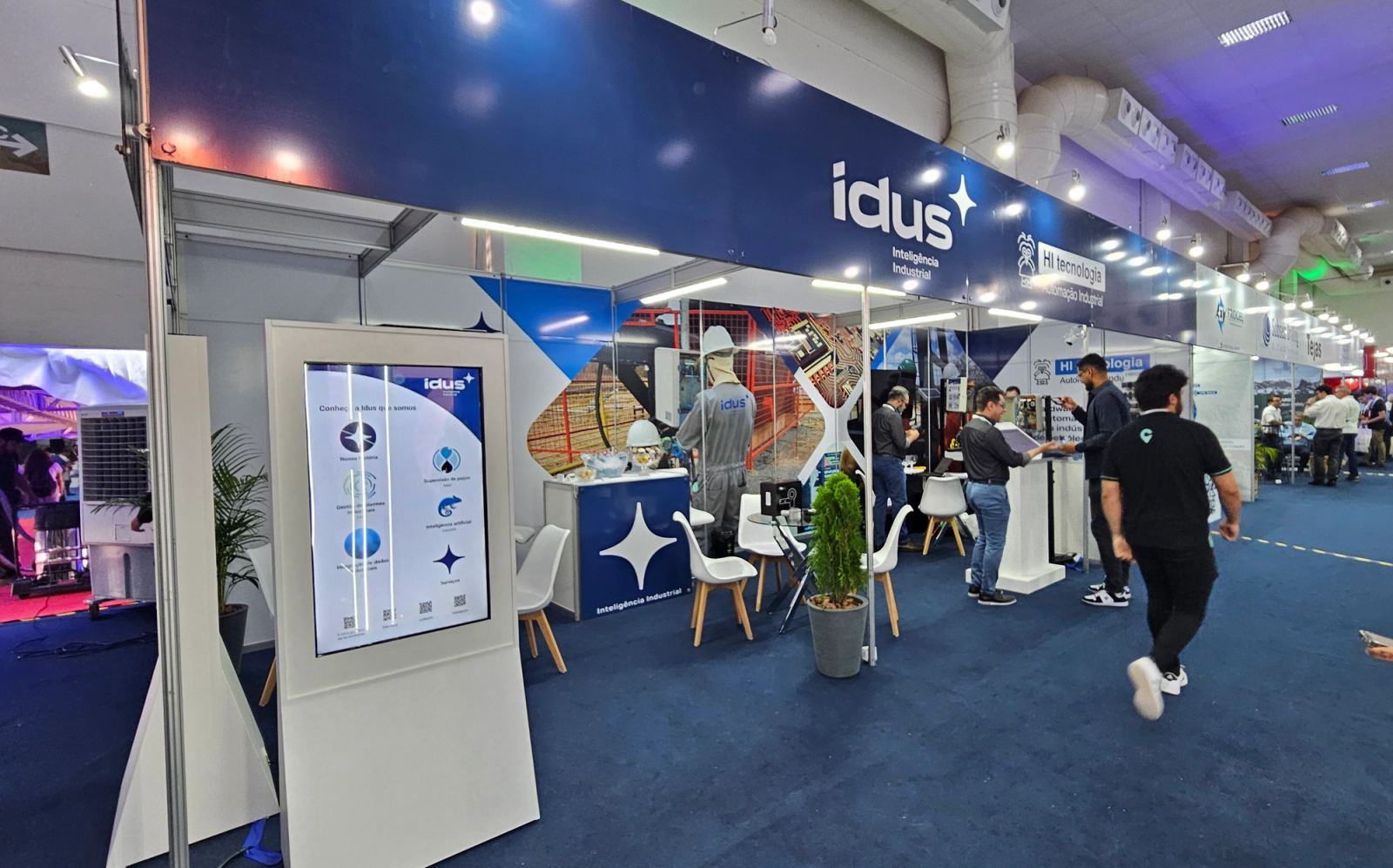 Pavilhão de feira de petróleo e gás com estandes e equipamentos industriais