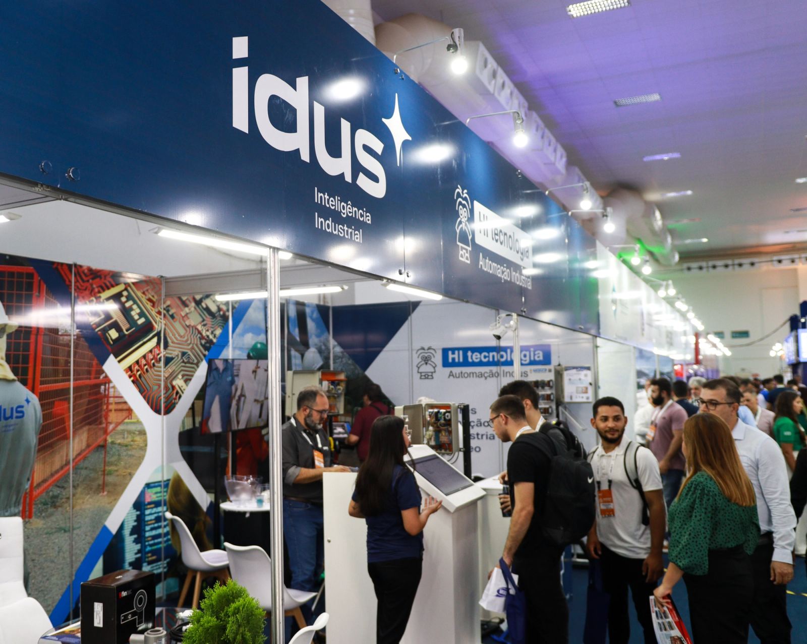 Pavilhão de feira de petróleo e gás com estandes e equipamentos industriais