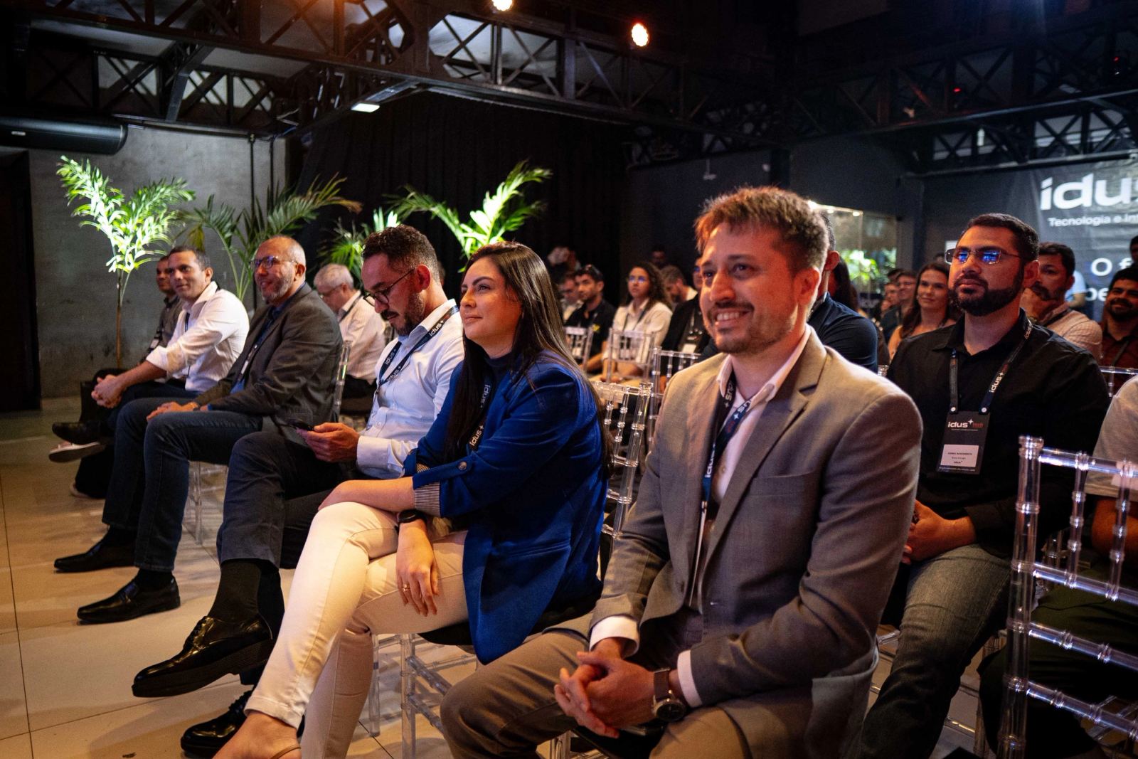 Plateia acompanhando apresentação em auditório durante encontro de tecnologia