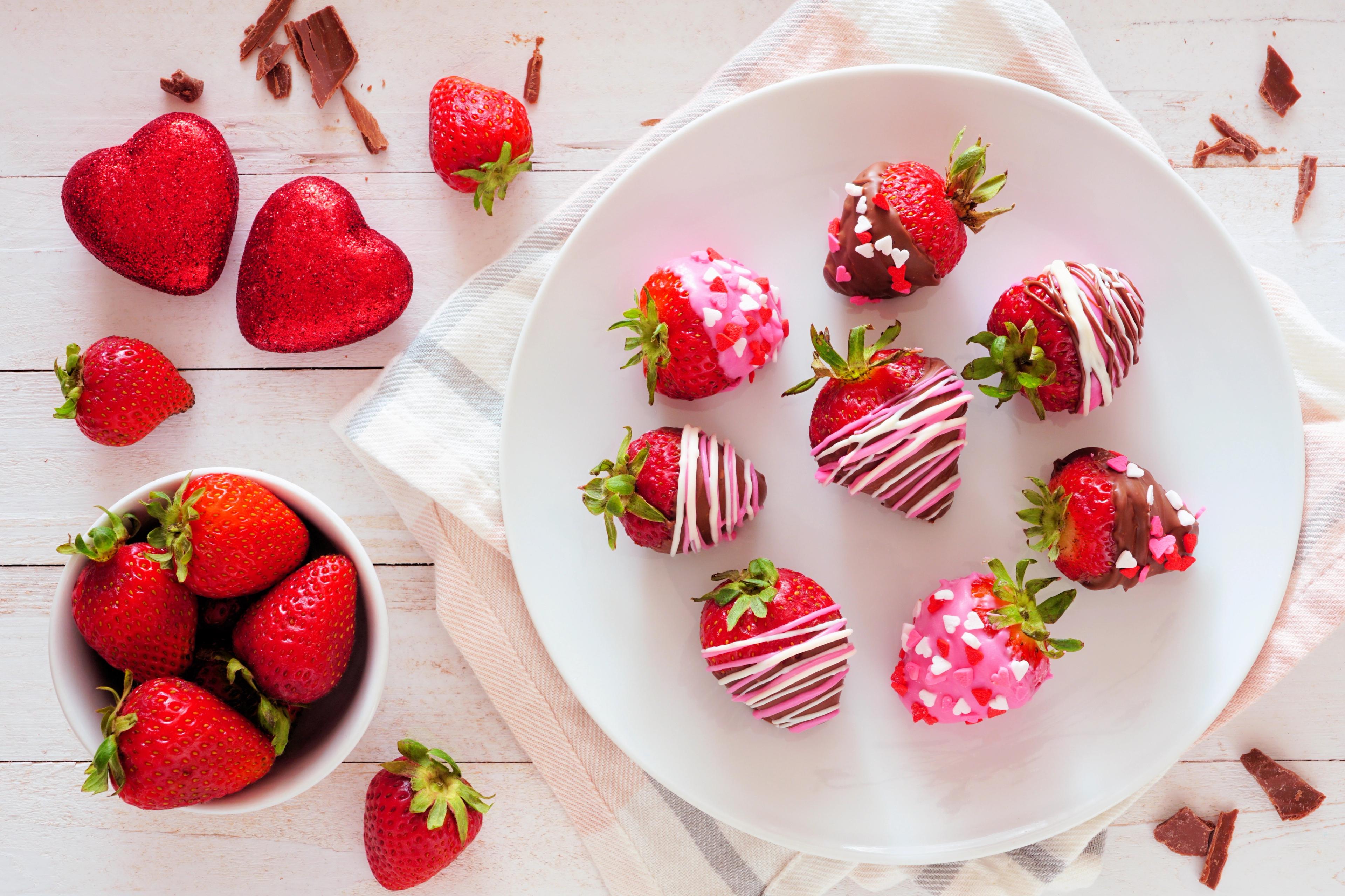 plate of Valentine's chocolate covered strawberries 