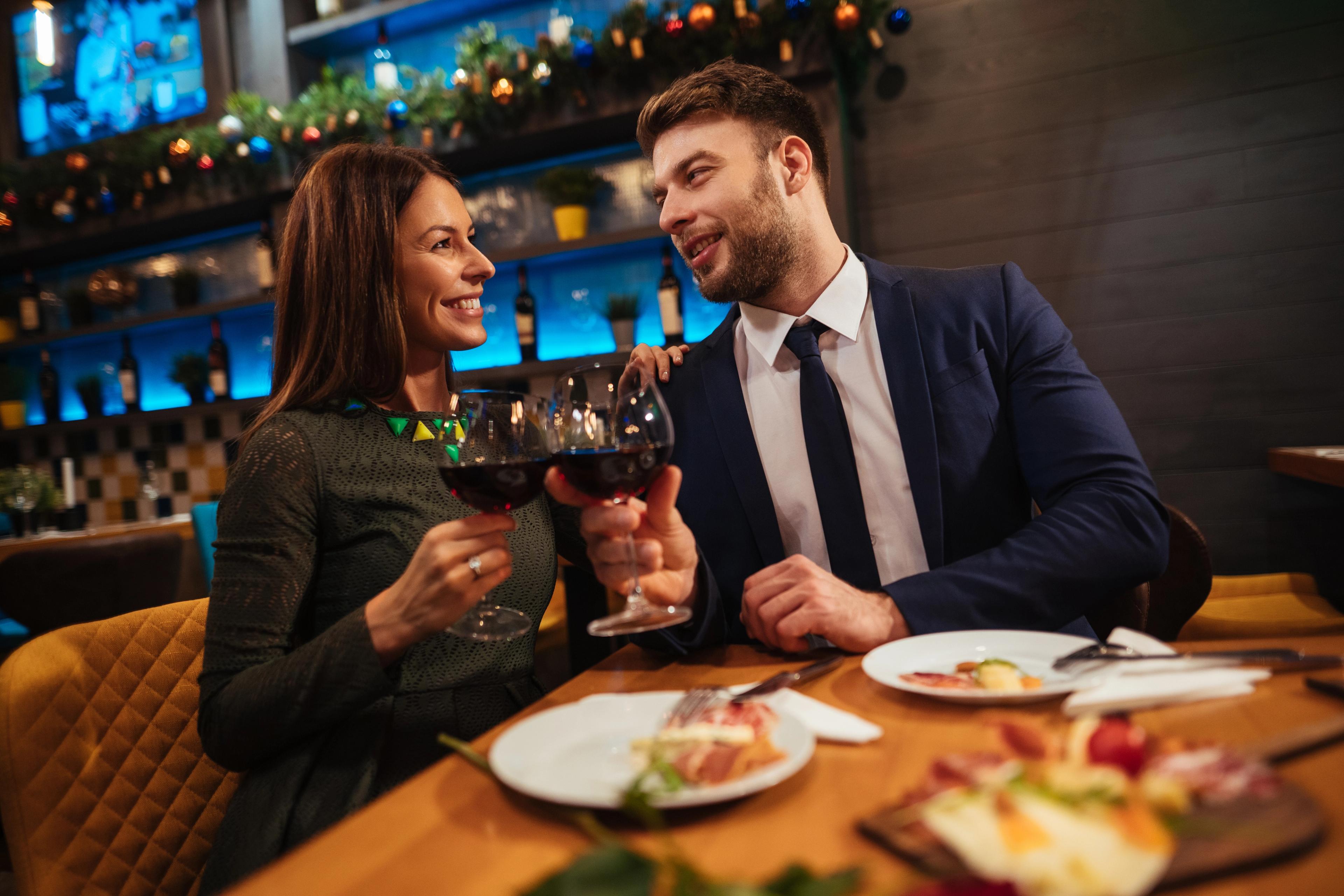 couple dining romantic dinner