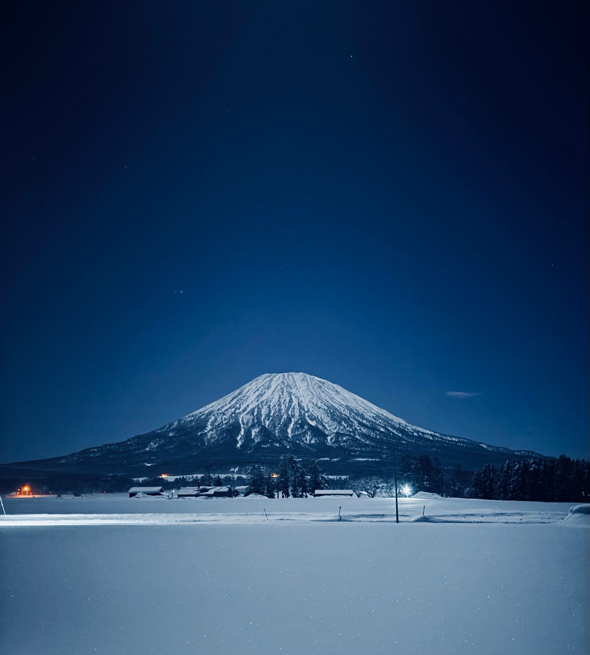 夜晚雪原上的羊蹄山