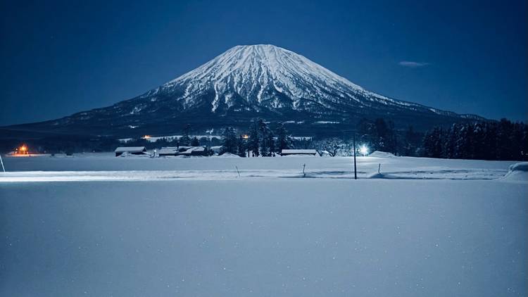 夜晚雪原上的羊蹄山