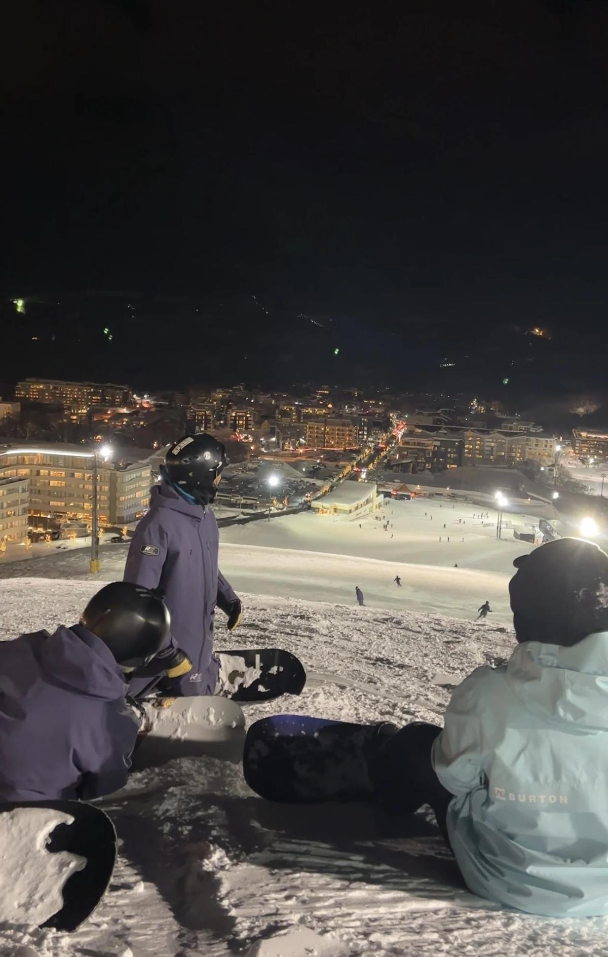 夜滑雪道上方看出去,遠處是羊蹄山,山下是比羅夫的燈景